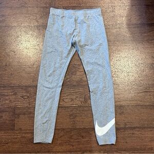 Nike Sportswear Classics
Women's High-Waisted Graphic Leggings